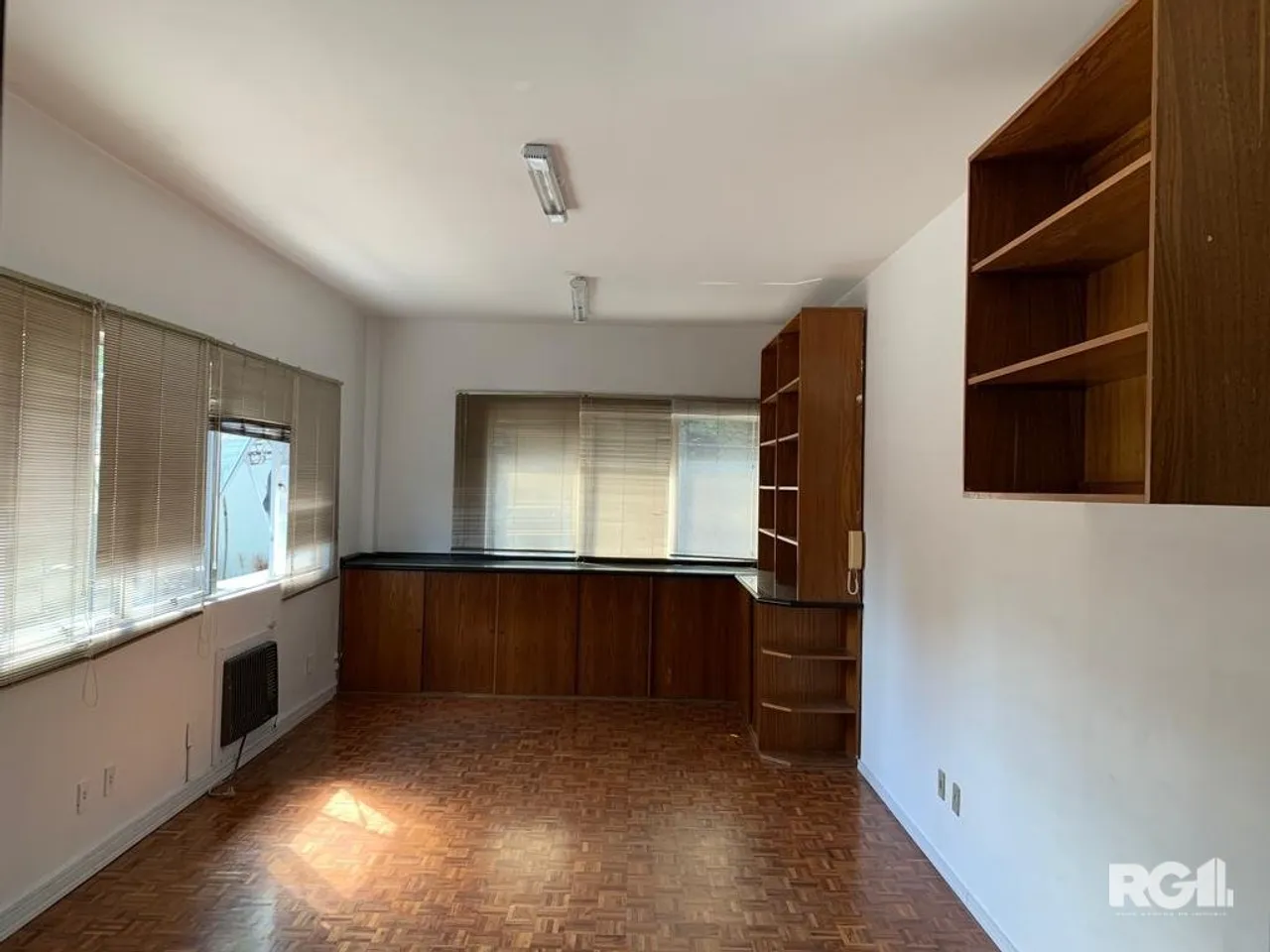 Sala para venda na Cidade BaixaÓtima oportunidade de investimento! Sala comercial localiza