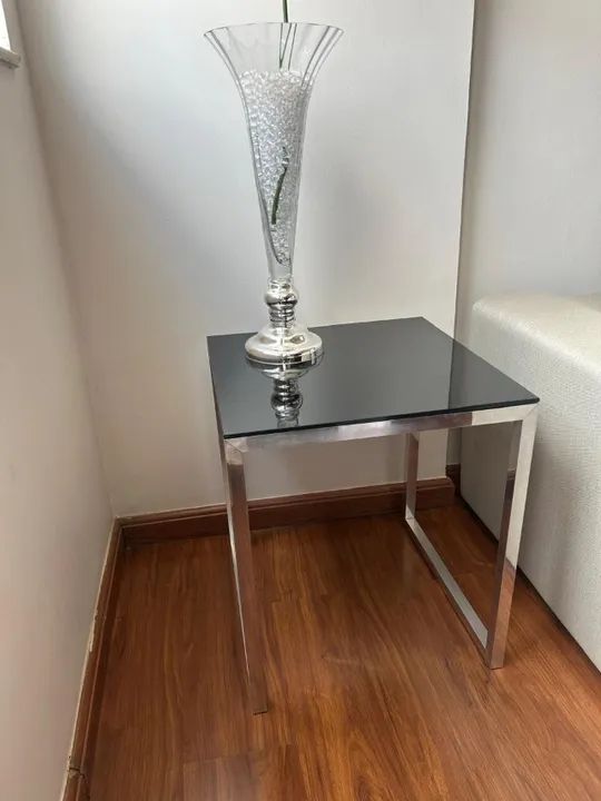 Conjunto Poltrona e mesa de canto de vidro. - Foto 3