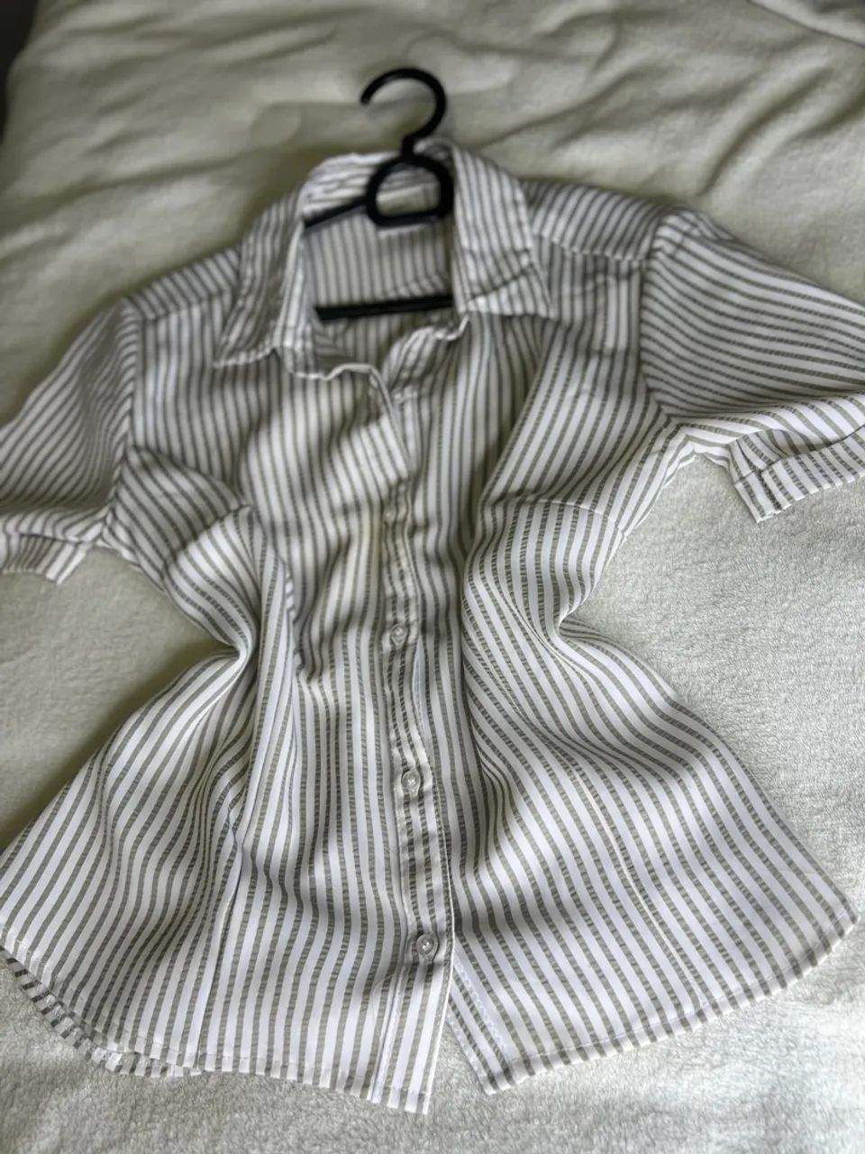Camisa listrada feminina Bege com Branco P - Foto 4