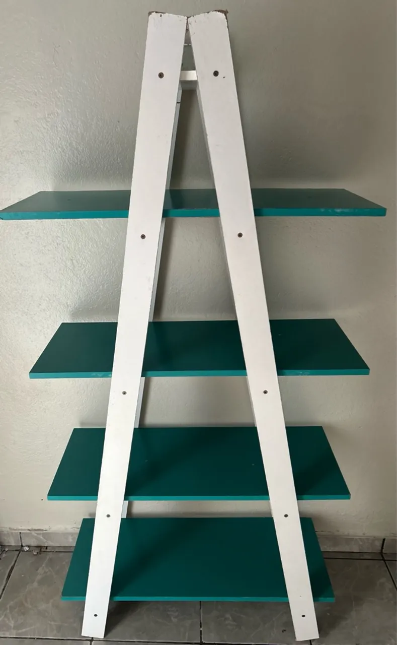 Estante decorativa em formato de escada