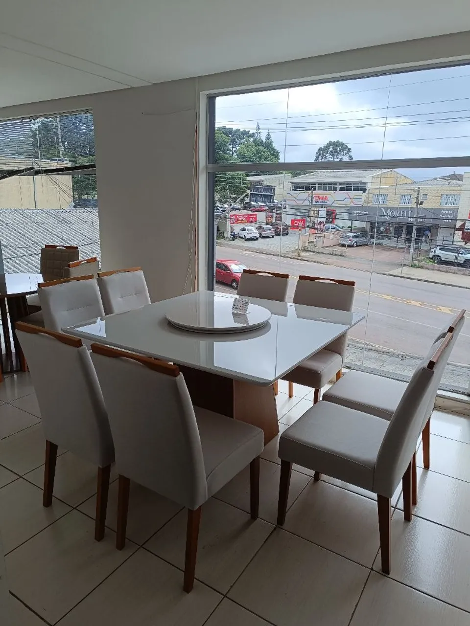 Mesa de jantar 1,35x1,35 com 8 cadeiras em linho e madeira maciça Elegância total!
