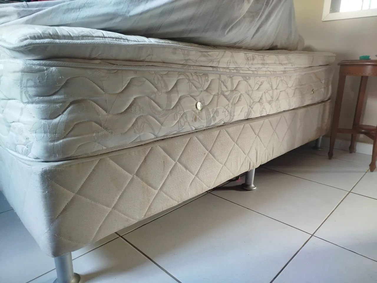Cama de casal (colchão de mola e base)