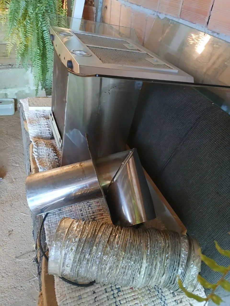 Coifa de parede em inox com vidro curvo