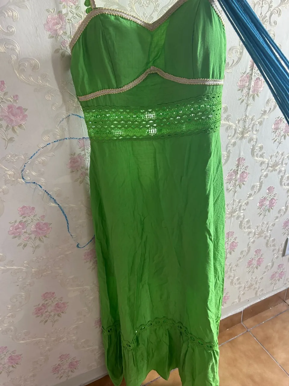 Vestido Longo Verde com Detalhes em Renda