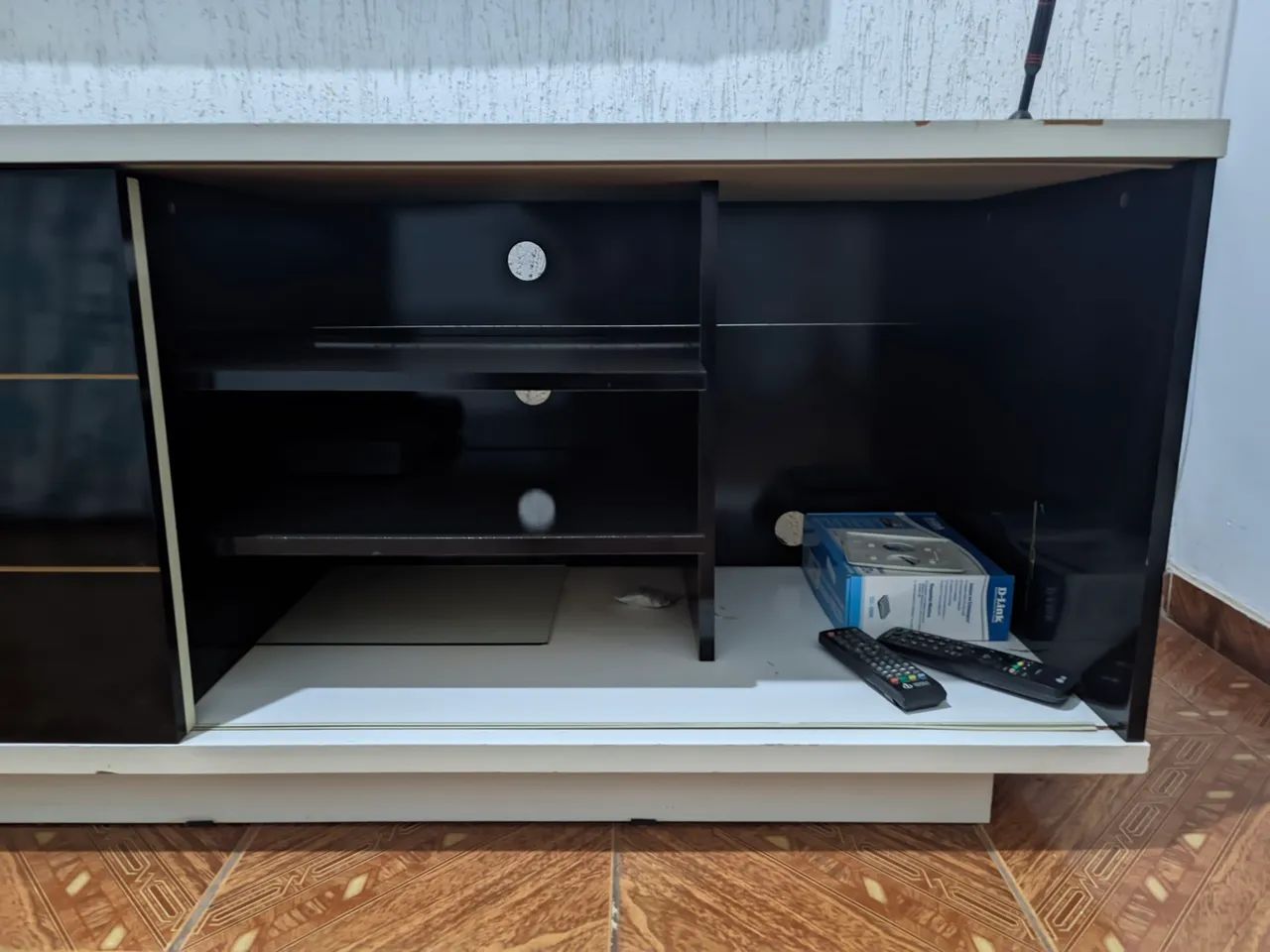 Rack de TV branco e preto - Foto 3