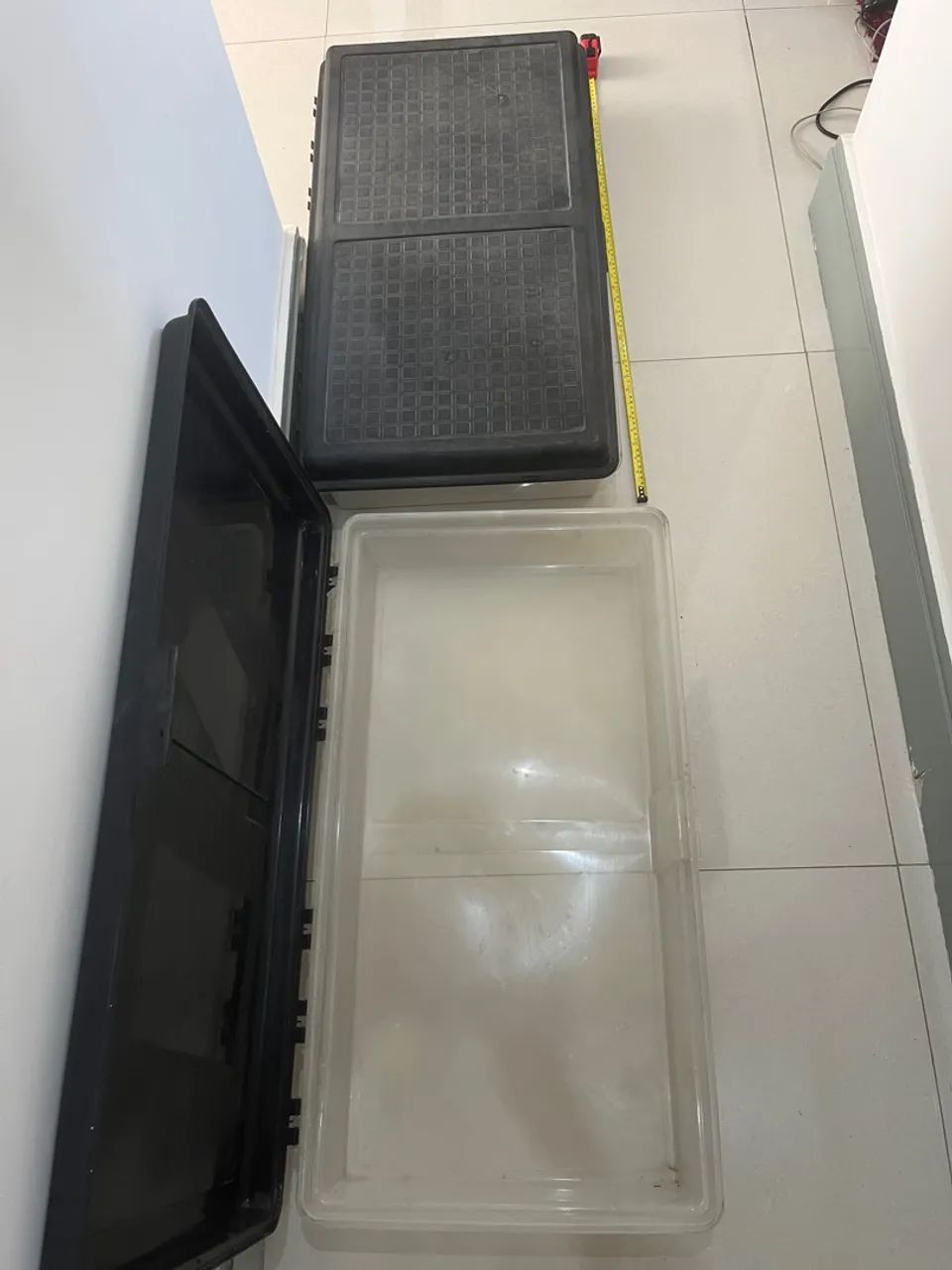 02 caixas plásticas grandes debaixo cama