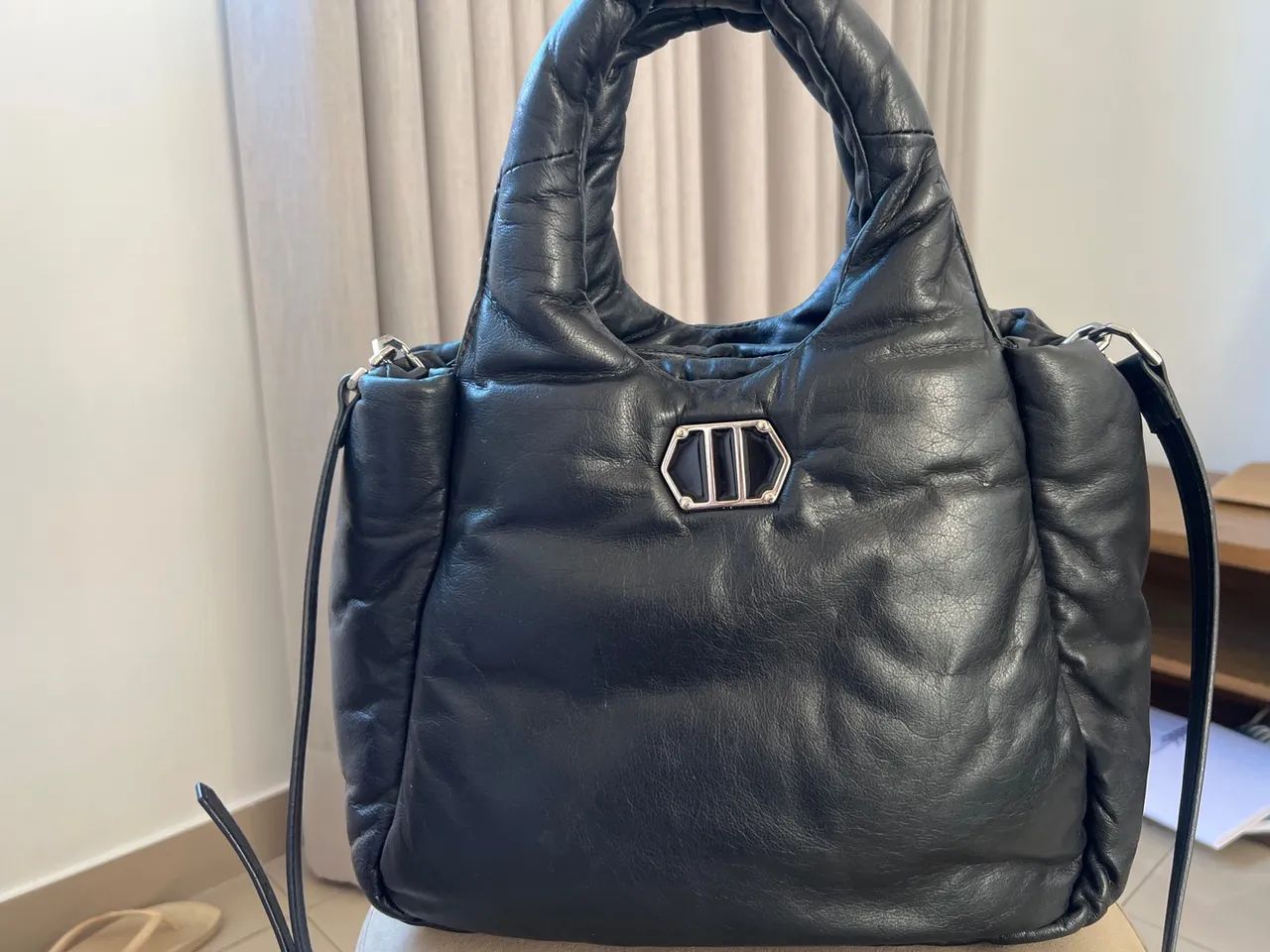 Bolsa de Ombro Preta Luxo Arezzo  - Foto 2