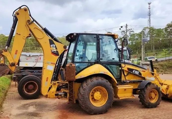 Retroescavadeira Caterpillar 2015 - Foto 2