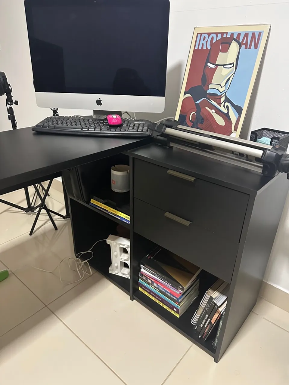 Escrivaninha preta com gavetas e nichos