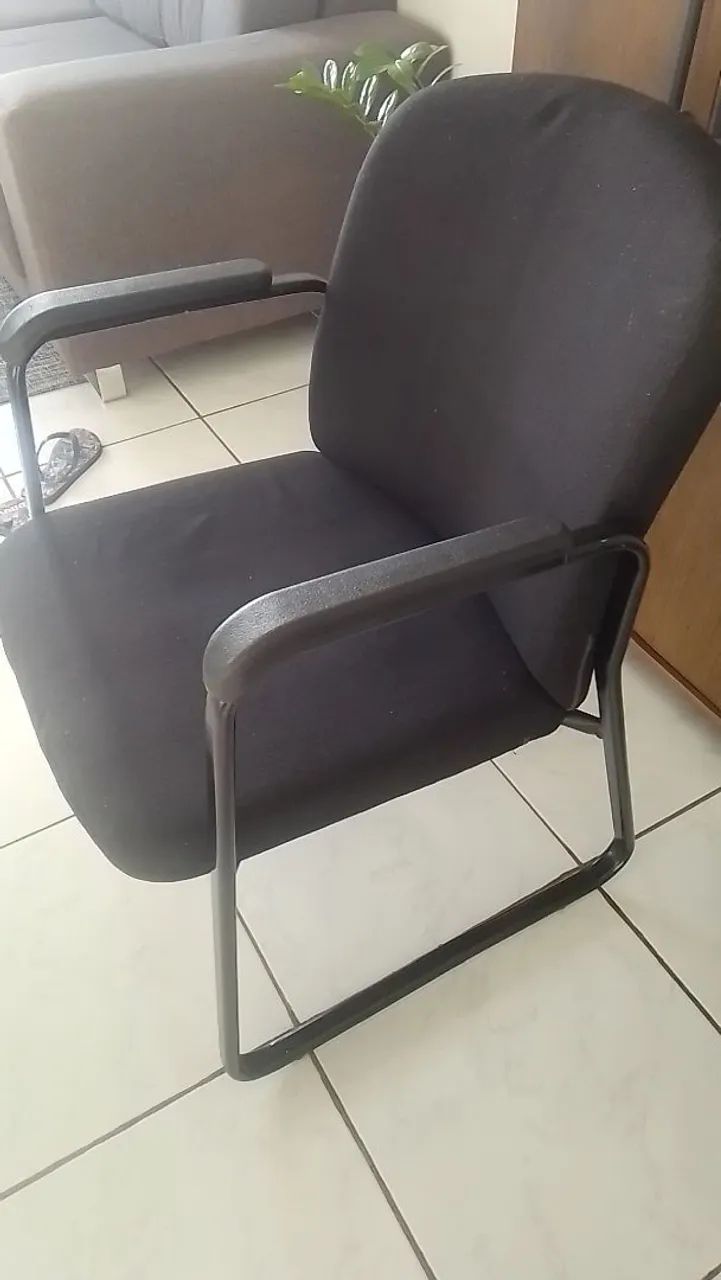 Cadeira de Escritório Preta com Braços