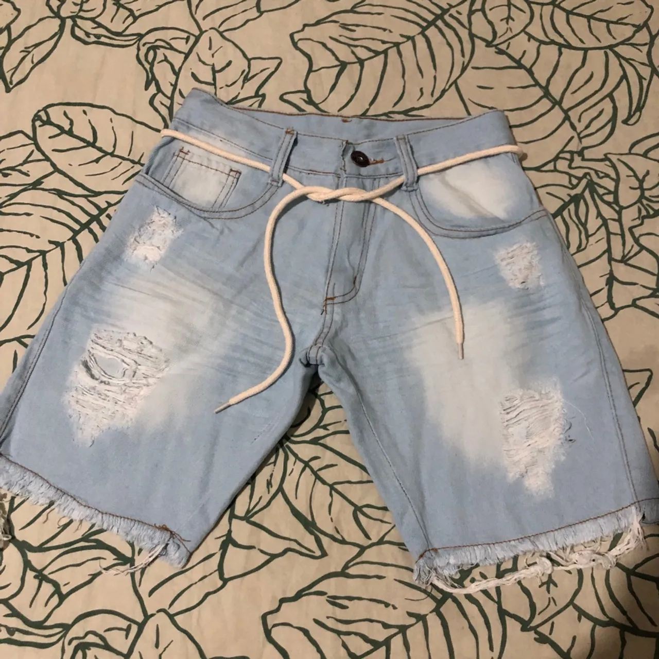 Shorts Jeans Destroyed com Cinto