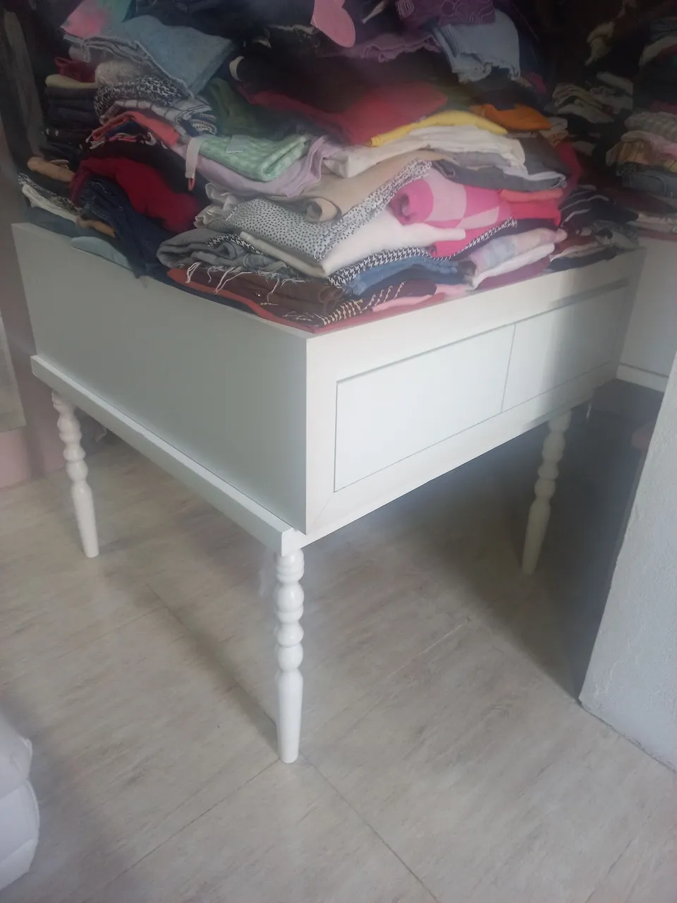 Mesa em laca, pés trabalhados