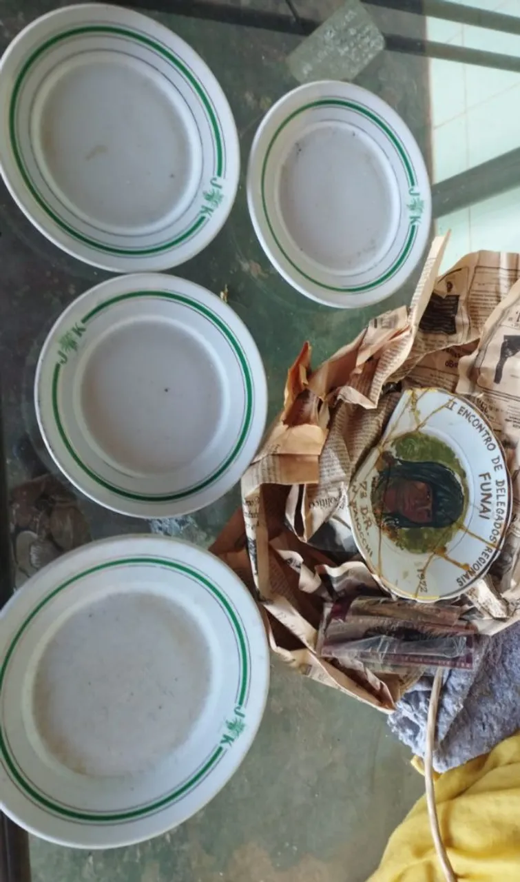 Pratos de porcelana antigos do antigo hotel idealizado pelo ex presidente JK