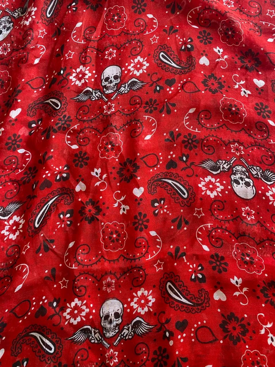 Lenço vermelho caveirinha