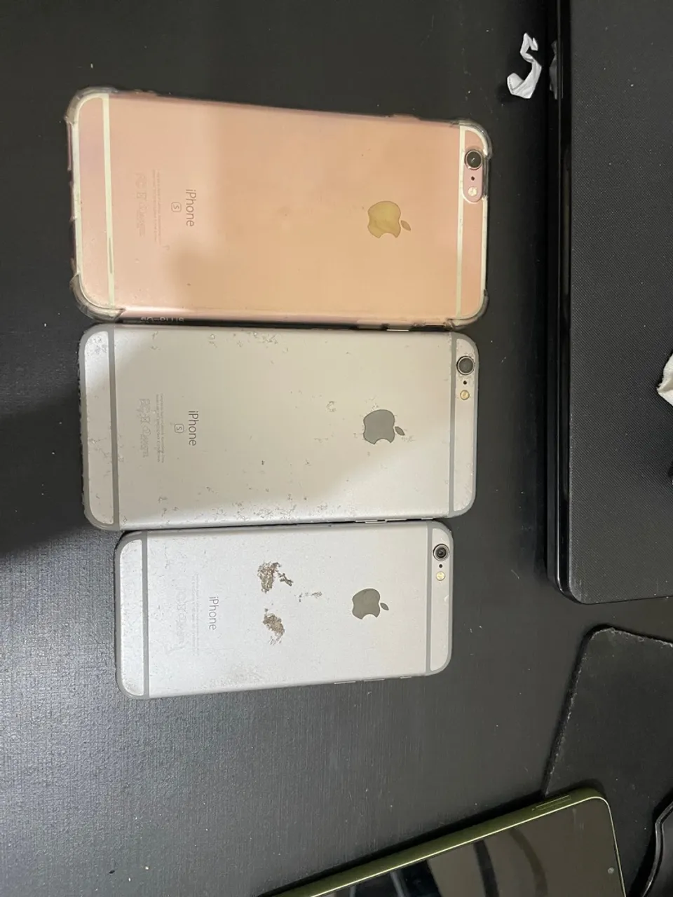 1 iPhone 6 e 2 iPhones 6S - 2 Prateados e 1 Dourado