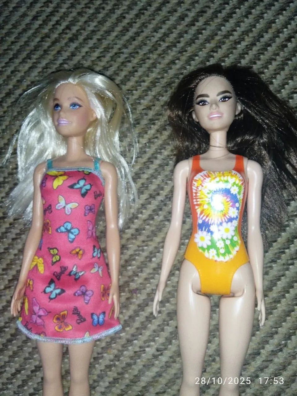 Par de Barbies - uma loira de 2015 e uma morena 2021. - Foto 3