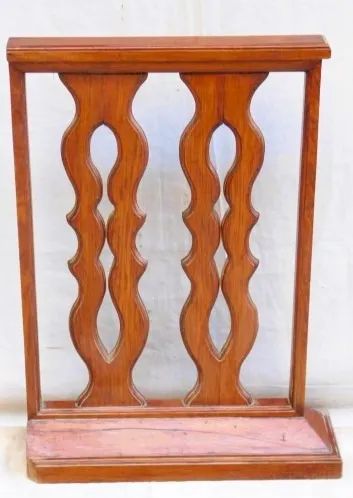 Balaustrada divisória baixa guarda corpos madeira nobre clara tampo reto colunas onduladas