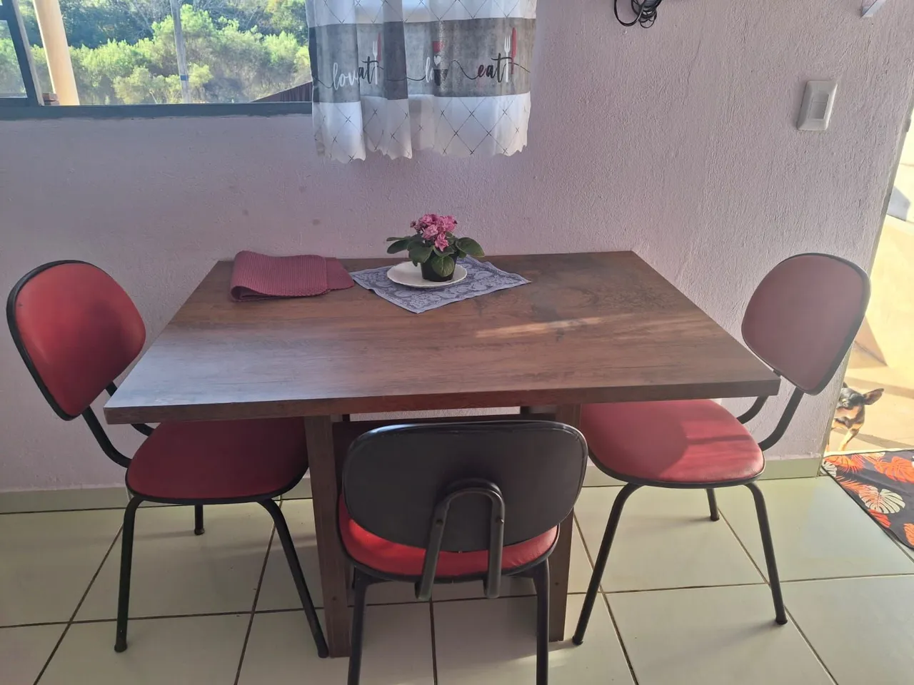 Mesa de jantar compacta com cadeiras