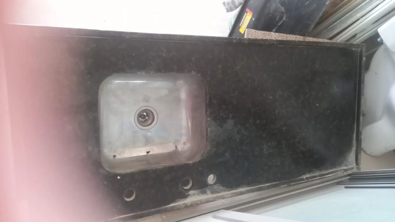 Pia de cozinha em granito com cuba de aço