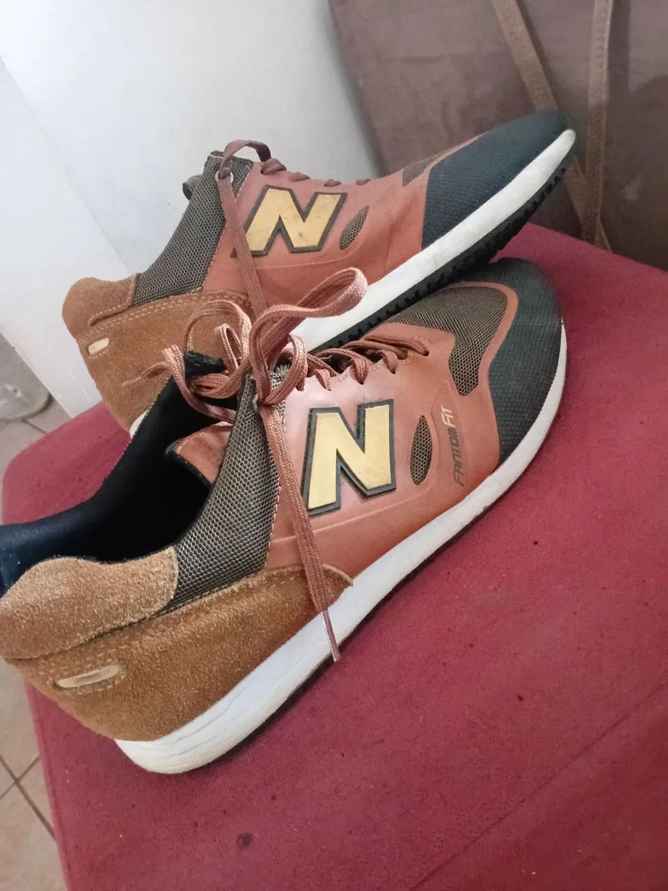Tênis New Balance Marrom