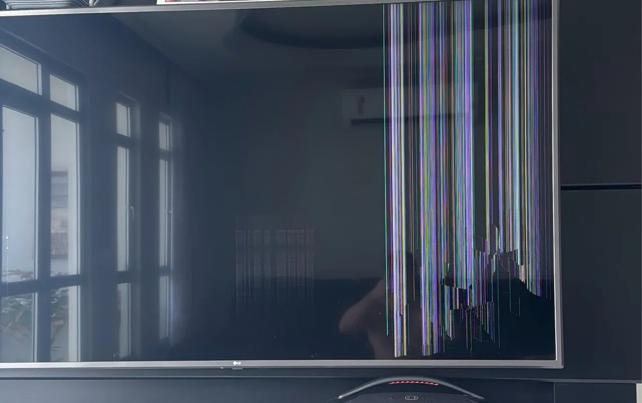 TV LG com tela de 75 polegadas display quebrado