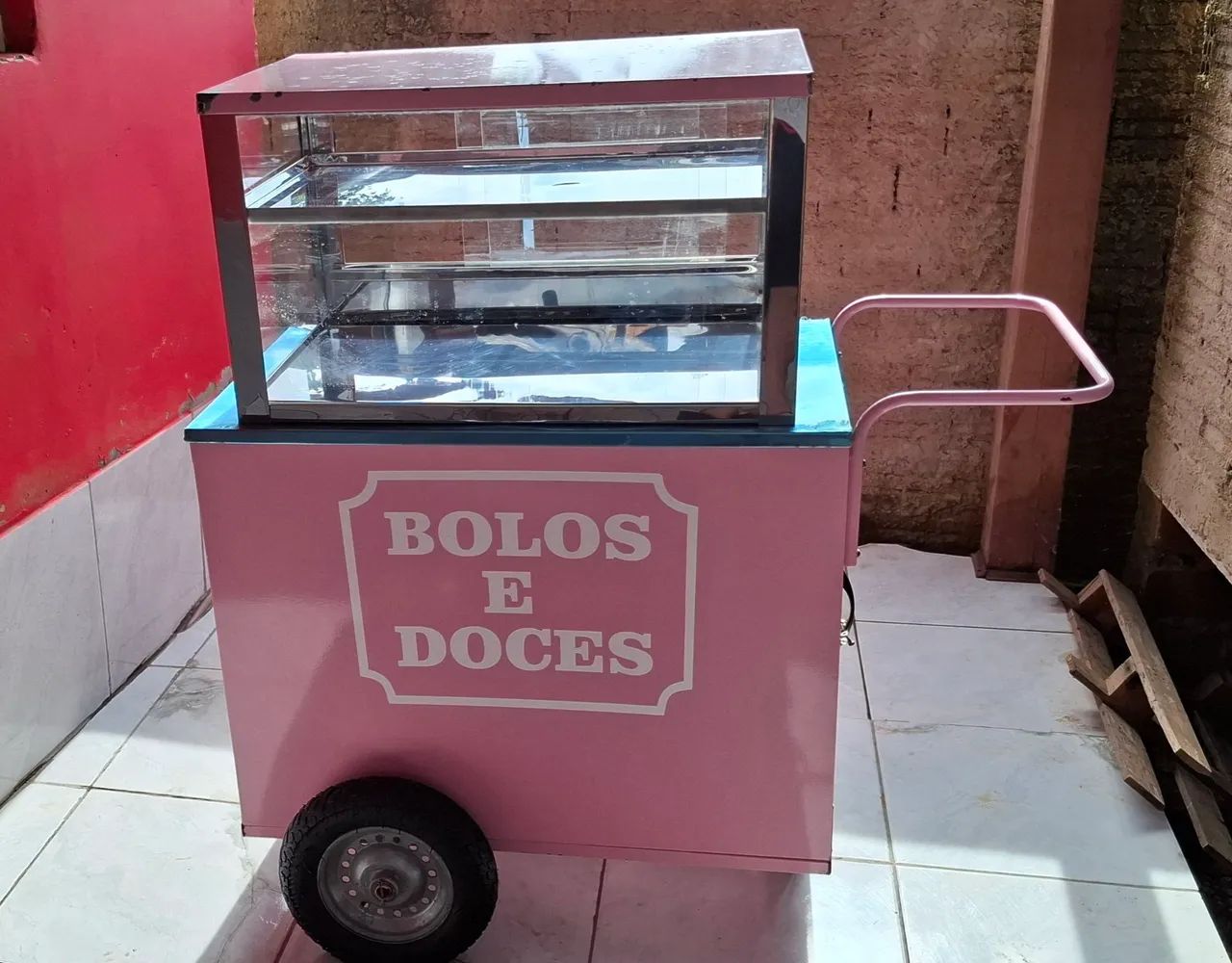 Carrinho de bolos e doces para vendas na rua 