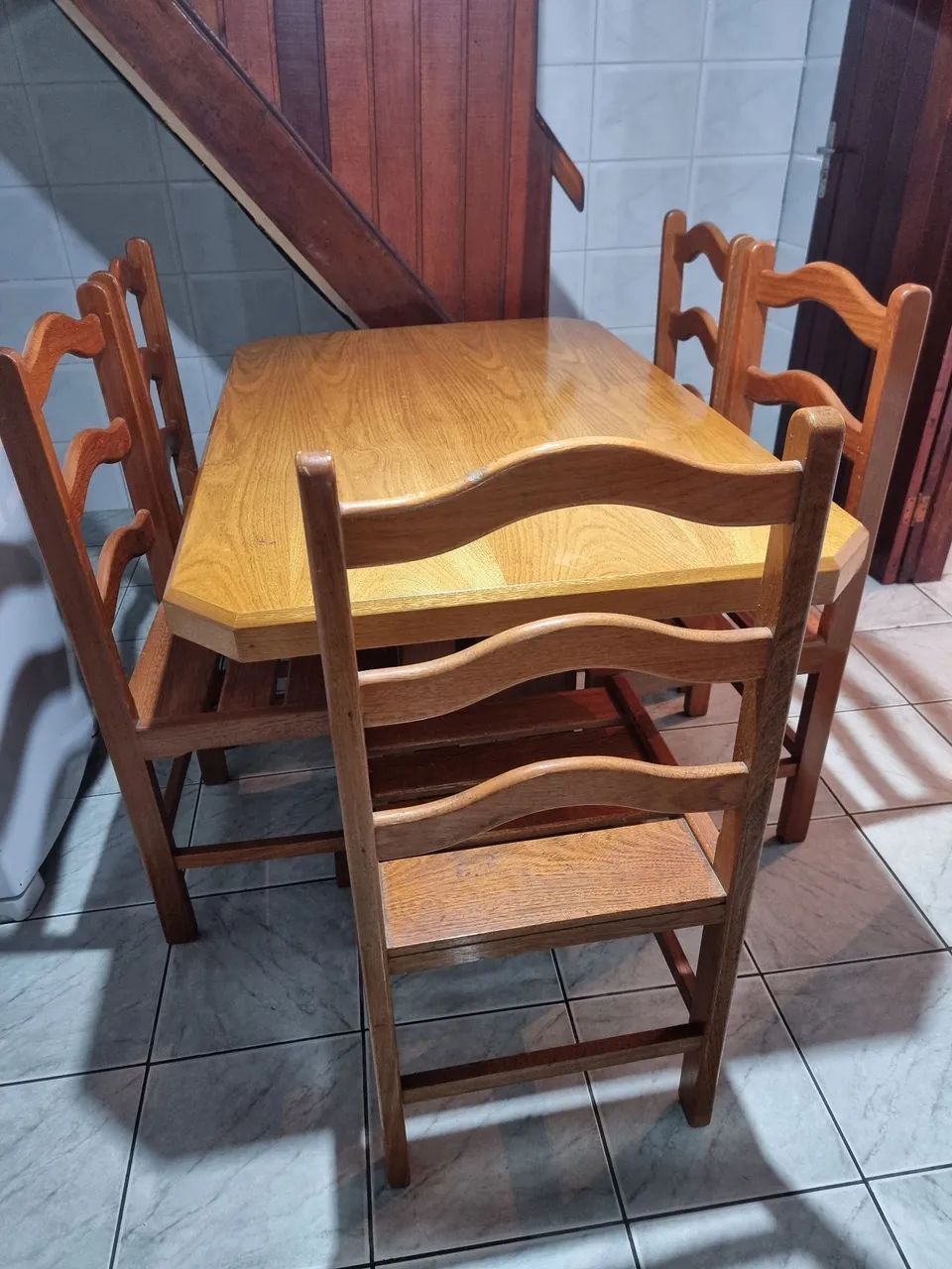 Mesa madeira  usada 1,30 x 0,80 com 5 cadeiras. Não fazemos entregas