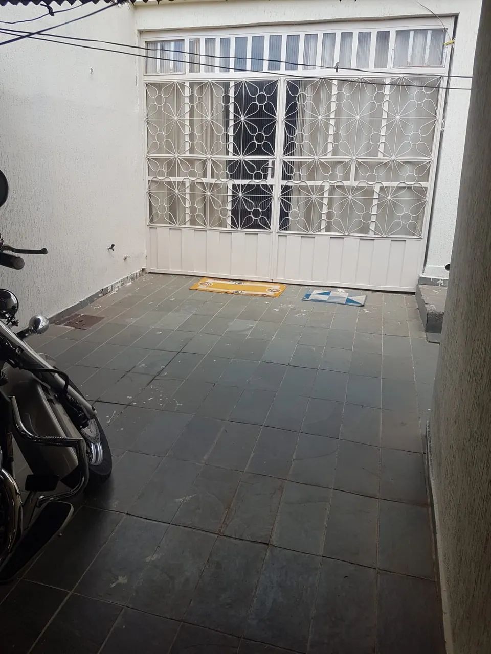 EXCELENTE CASA PARA LOCAÇÃO COM 2 QUARTOS, GARAGEM E INTERNET. POSSUI LAJE E ÁREA DE SERVI