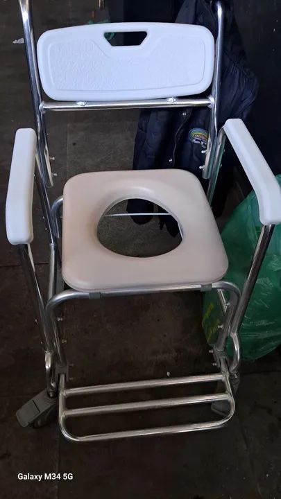 Cadeira de rodas com vaso sanitário - Foto 3