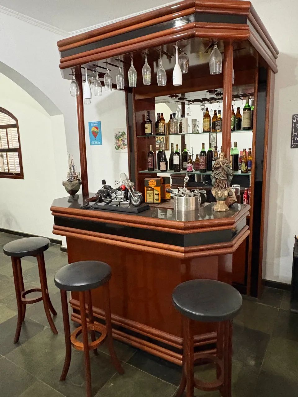 Bar em mogno