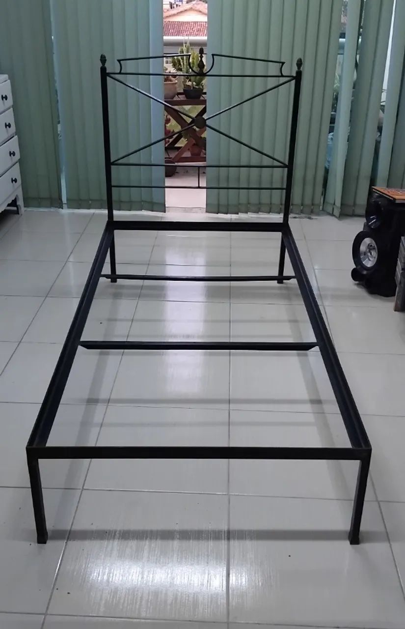 Vendo cama de solteiro de ferro, confortável, resistente, 90cm X 180cm - Foto 2