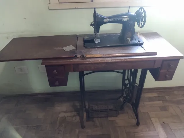 Máquina De Costura Manual Antiga