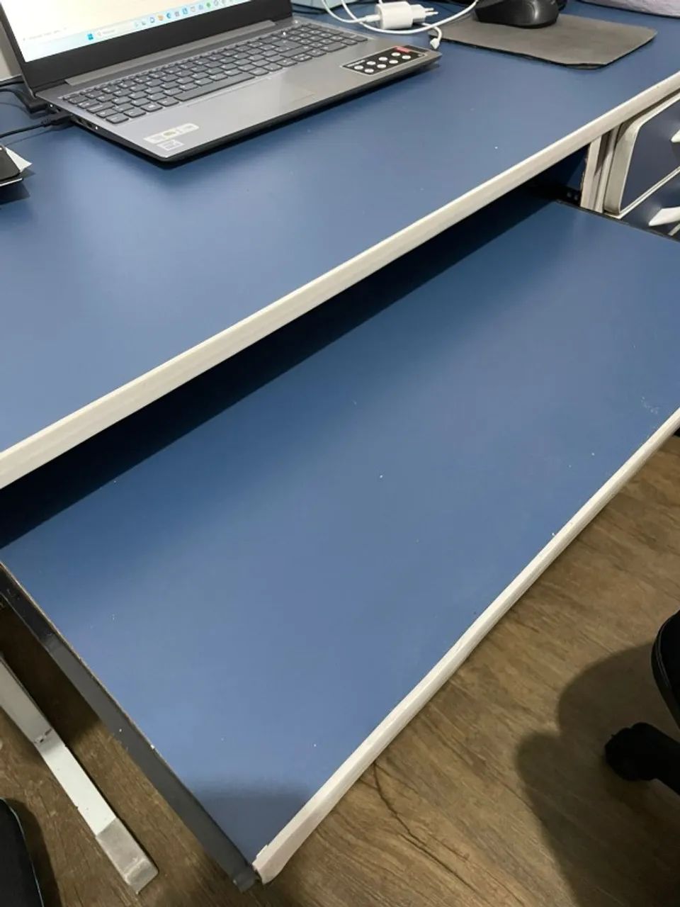 Office desk64352685658370122