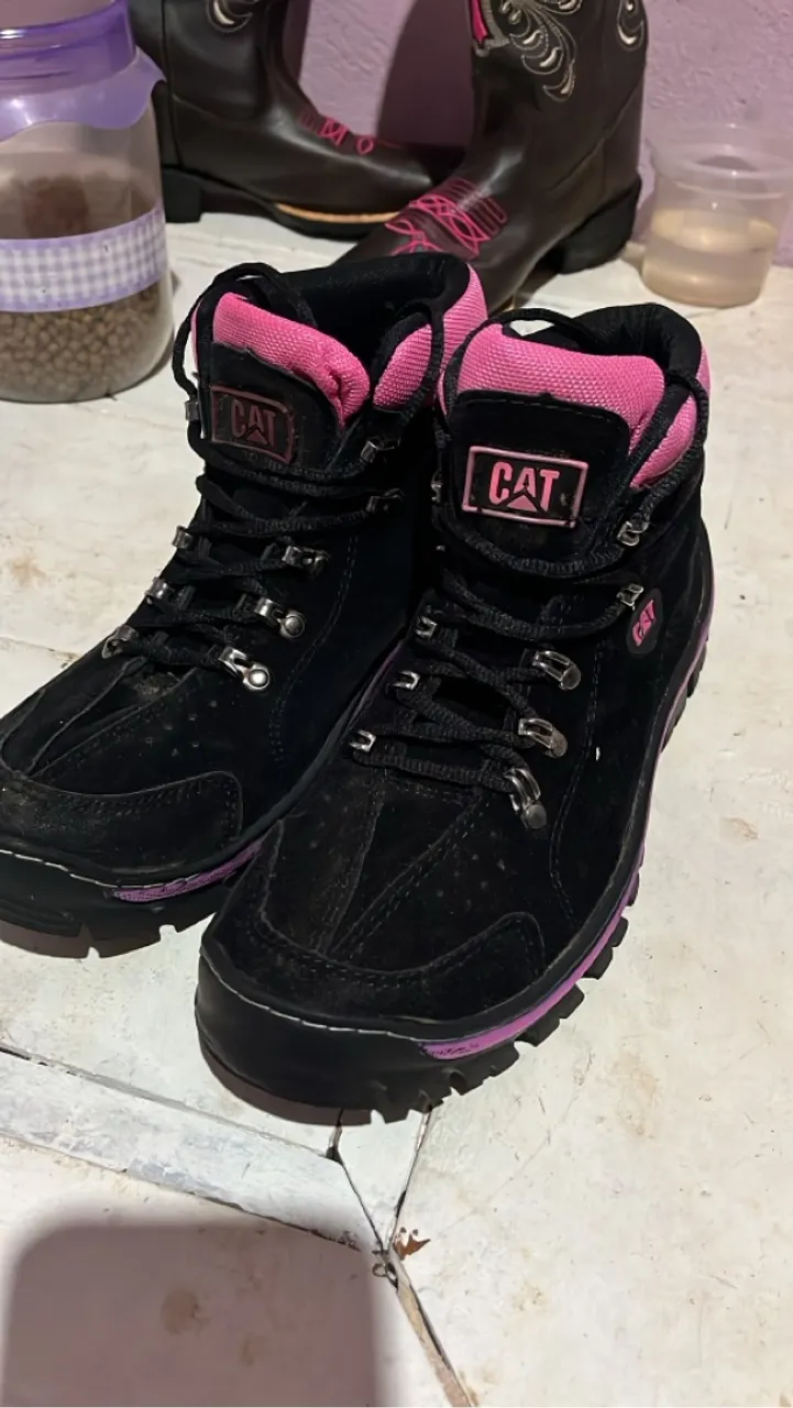 Botas CAT Femininas - Preta com Detalhes Rosa