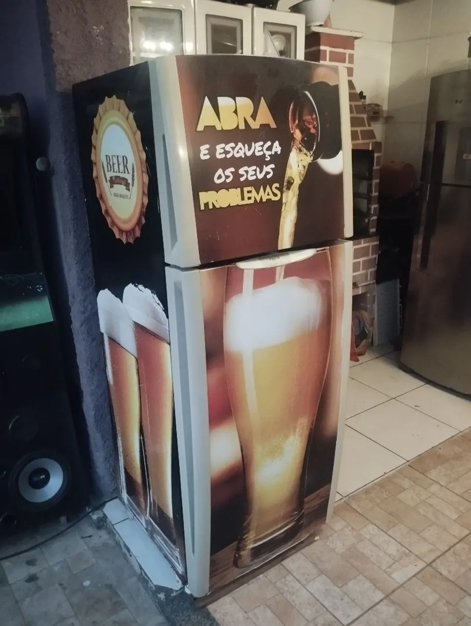 Geladeira personalizada com tema de cerveja
