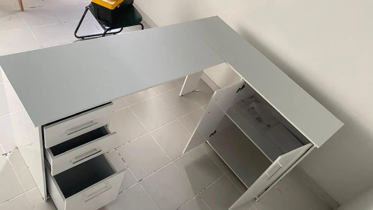 Mesa de escritório em L com gavetas