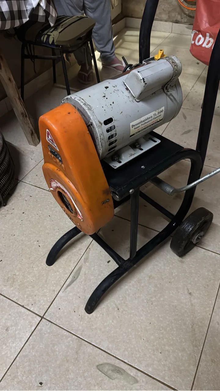 Vendo máquina de desentupir com pouco tempo de uso 