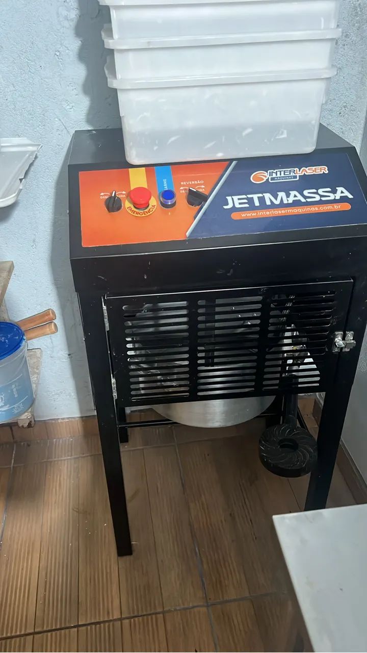 Máquina de coxinha e masseira 