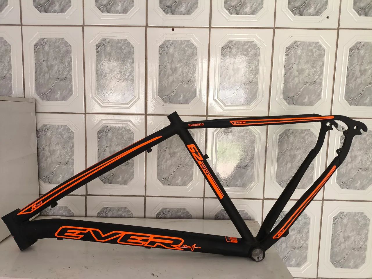quadro de bicicleta ever aro 29 preto e laranja