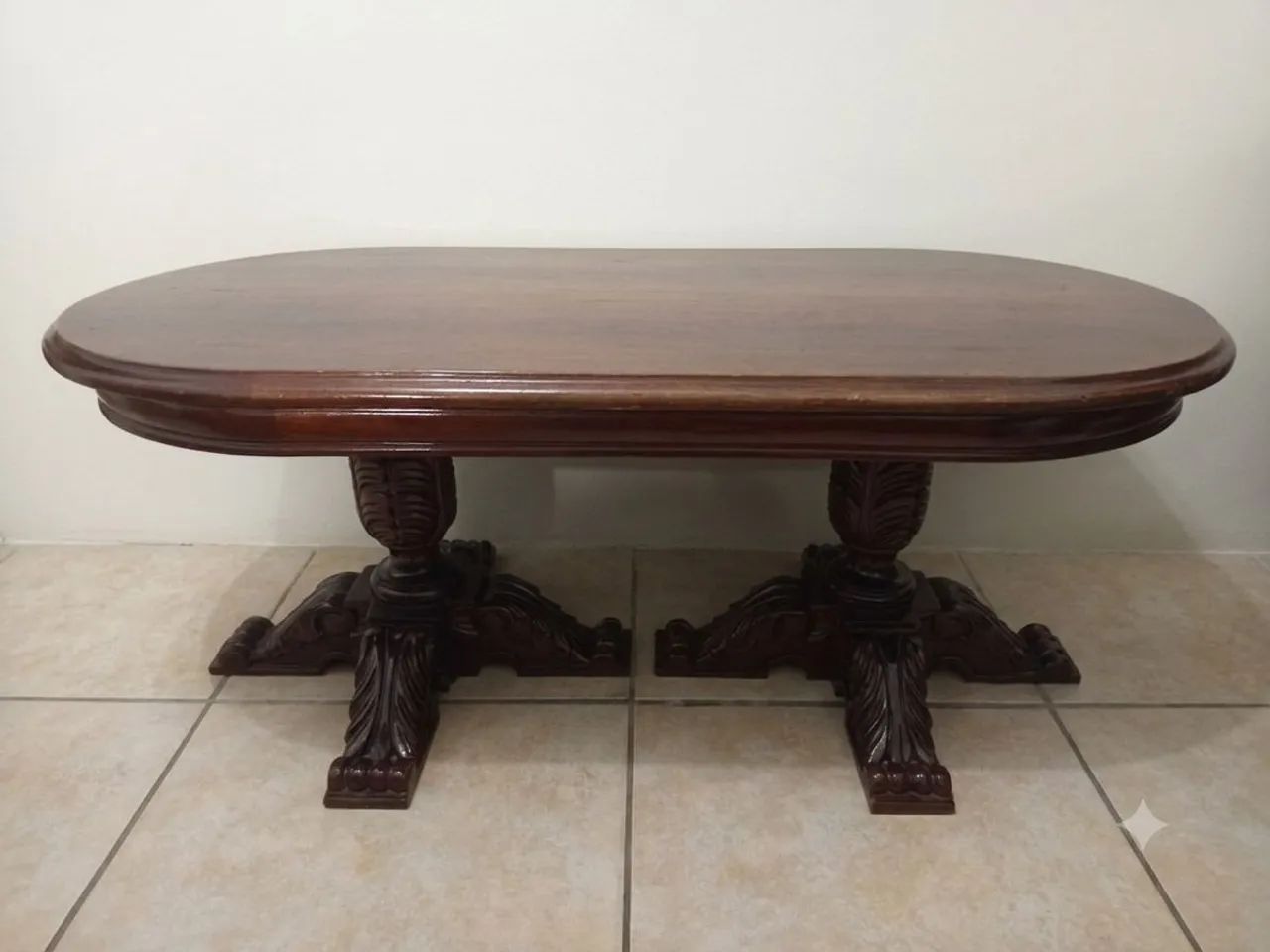 Mesa de centro 100% madeira de alto nível. Invernizada. 