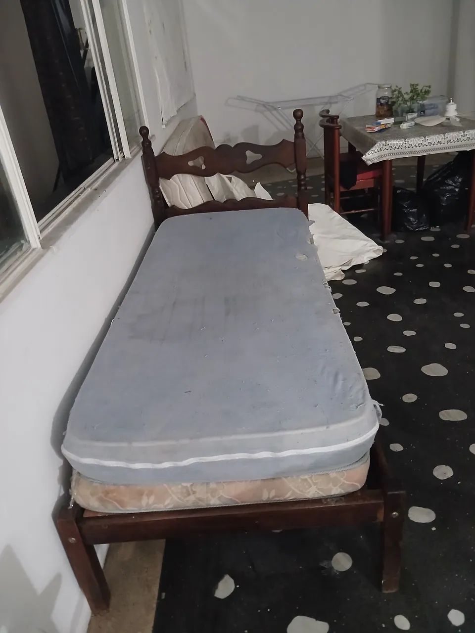 CAMA DE SOLTEIRO E COLCHÃO 