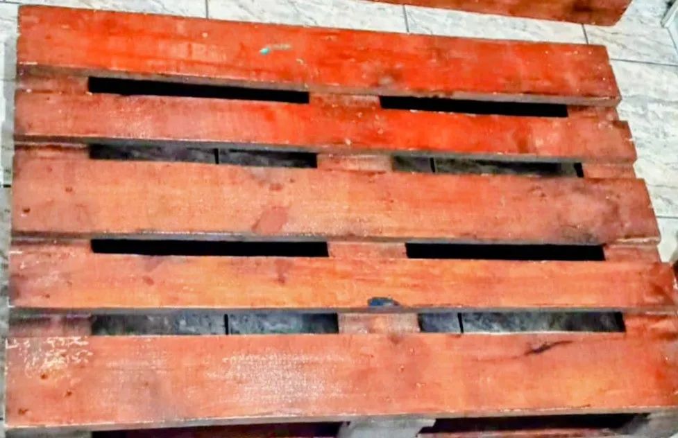 2 Paletes 1,14 x 080 em madeira, reforçado e envernizado... - Foto 3