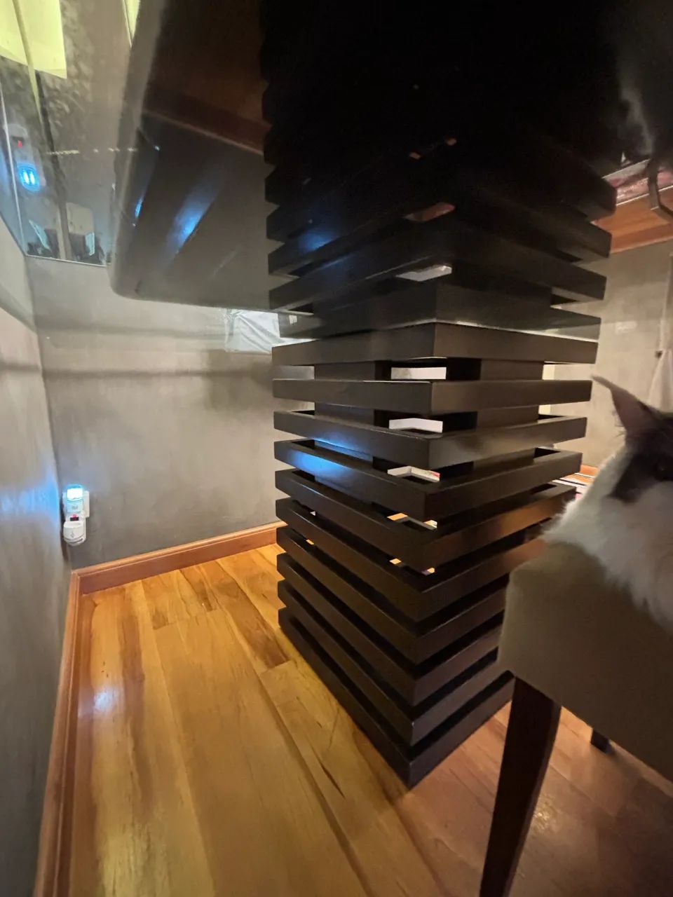 Mesa de Jantar 6 Lugares com Tampo de Vidro e Base em Madeira - Design Moderno