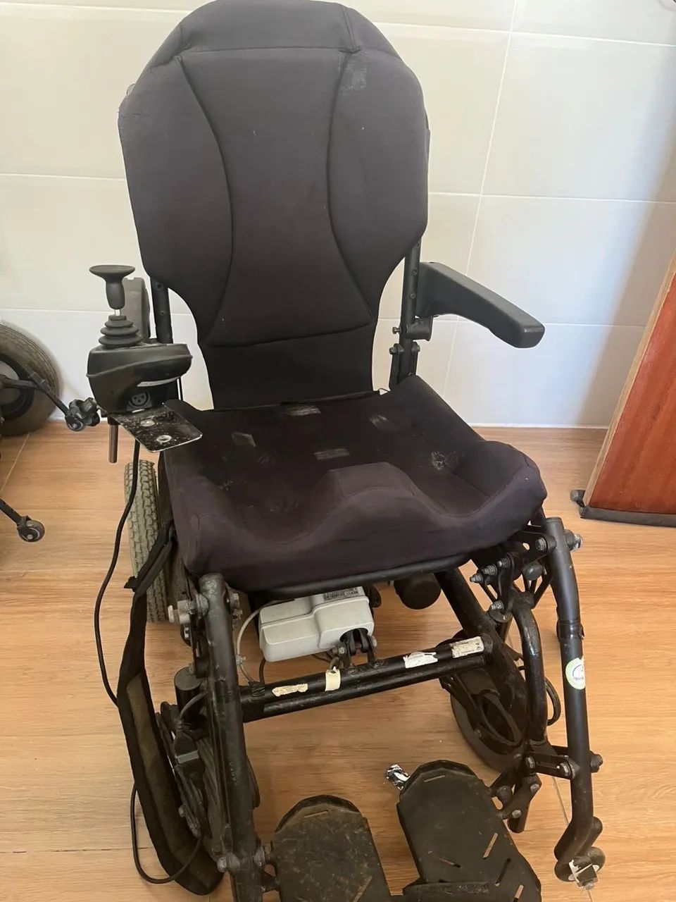 CADEIRA DE RODA COM ELEVAÇÃO 