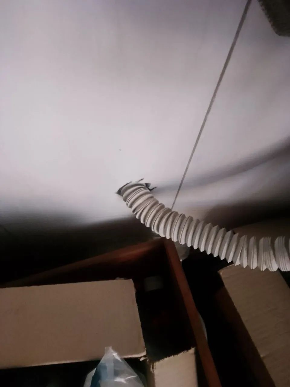 Desentupidor, pequenos reparos elétrica e hidráulica.