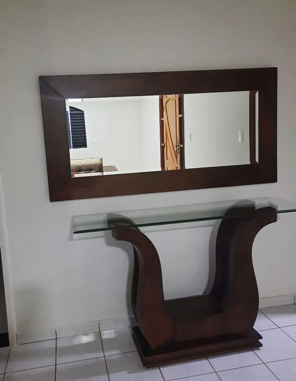 Aparador com espelho e mesa de centro