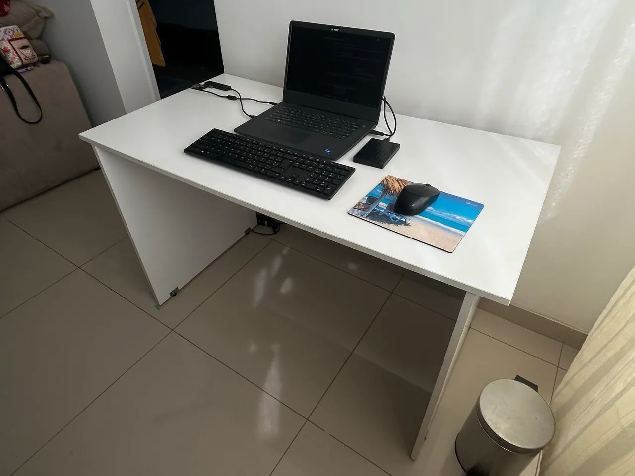 Mesa de madeira branca