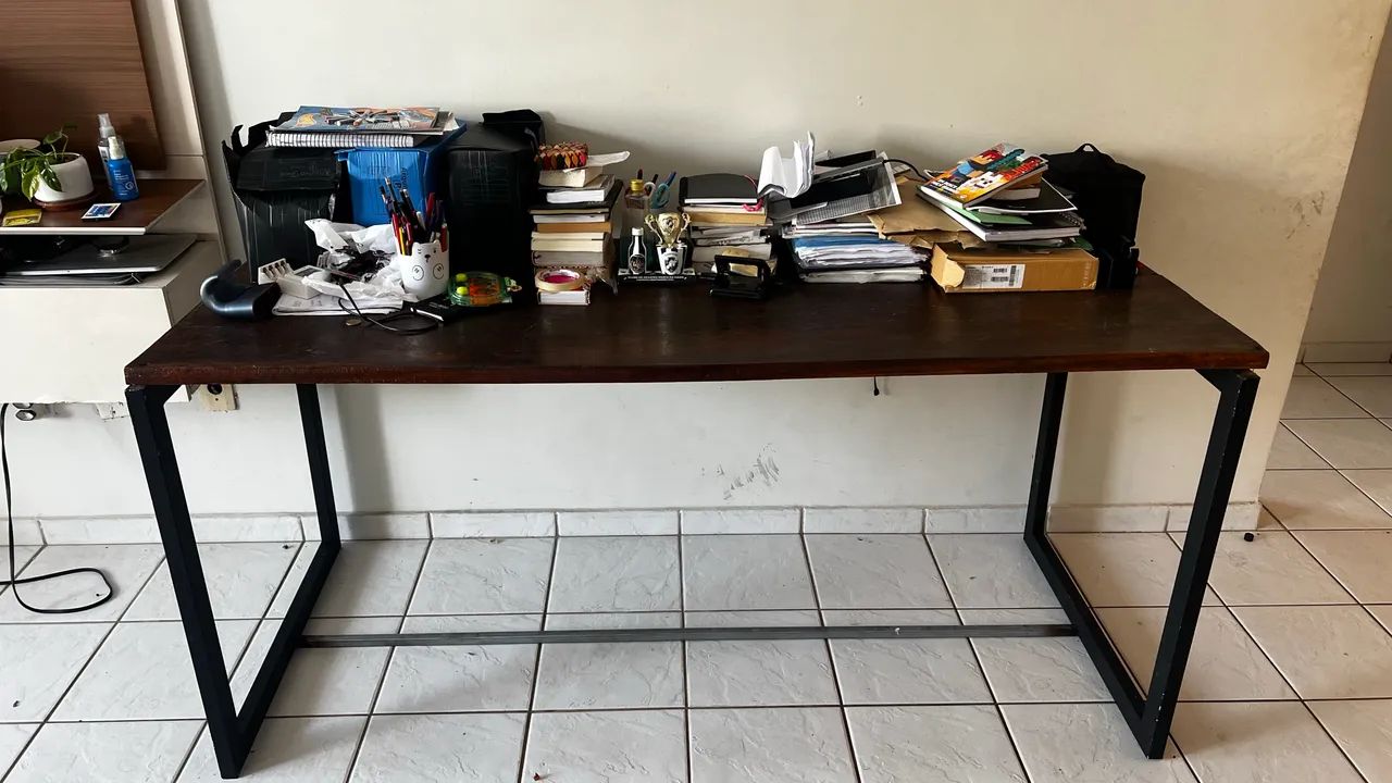 Mesa Industrial de Metalon com tampo de madeira de lei