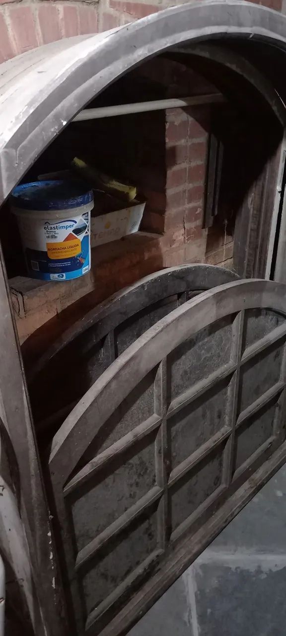 2 janelas guilhotinhas de madeira com vidros e cremones.