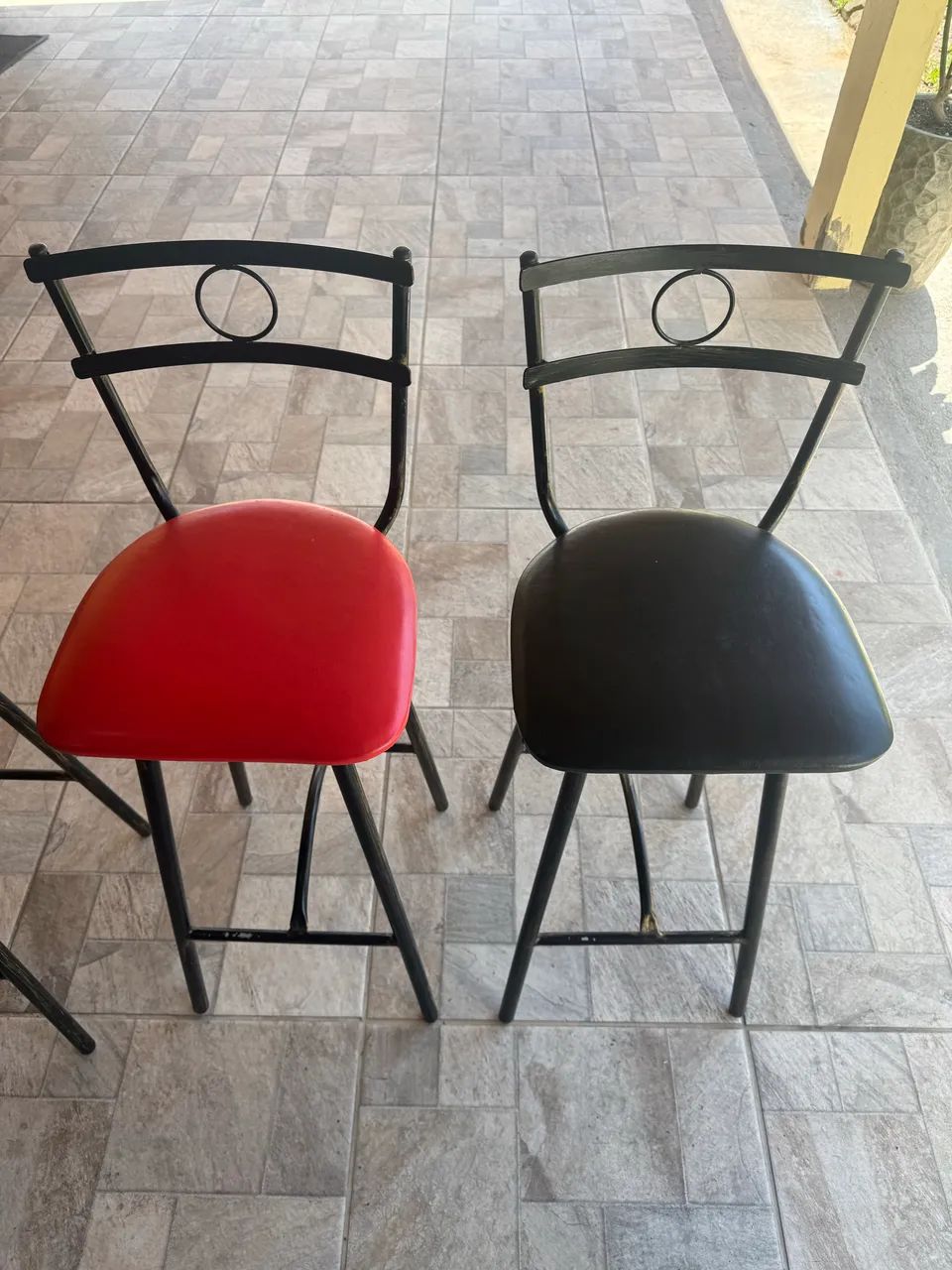 4 Banquetas de ferro e uma bancada - Foto 3